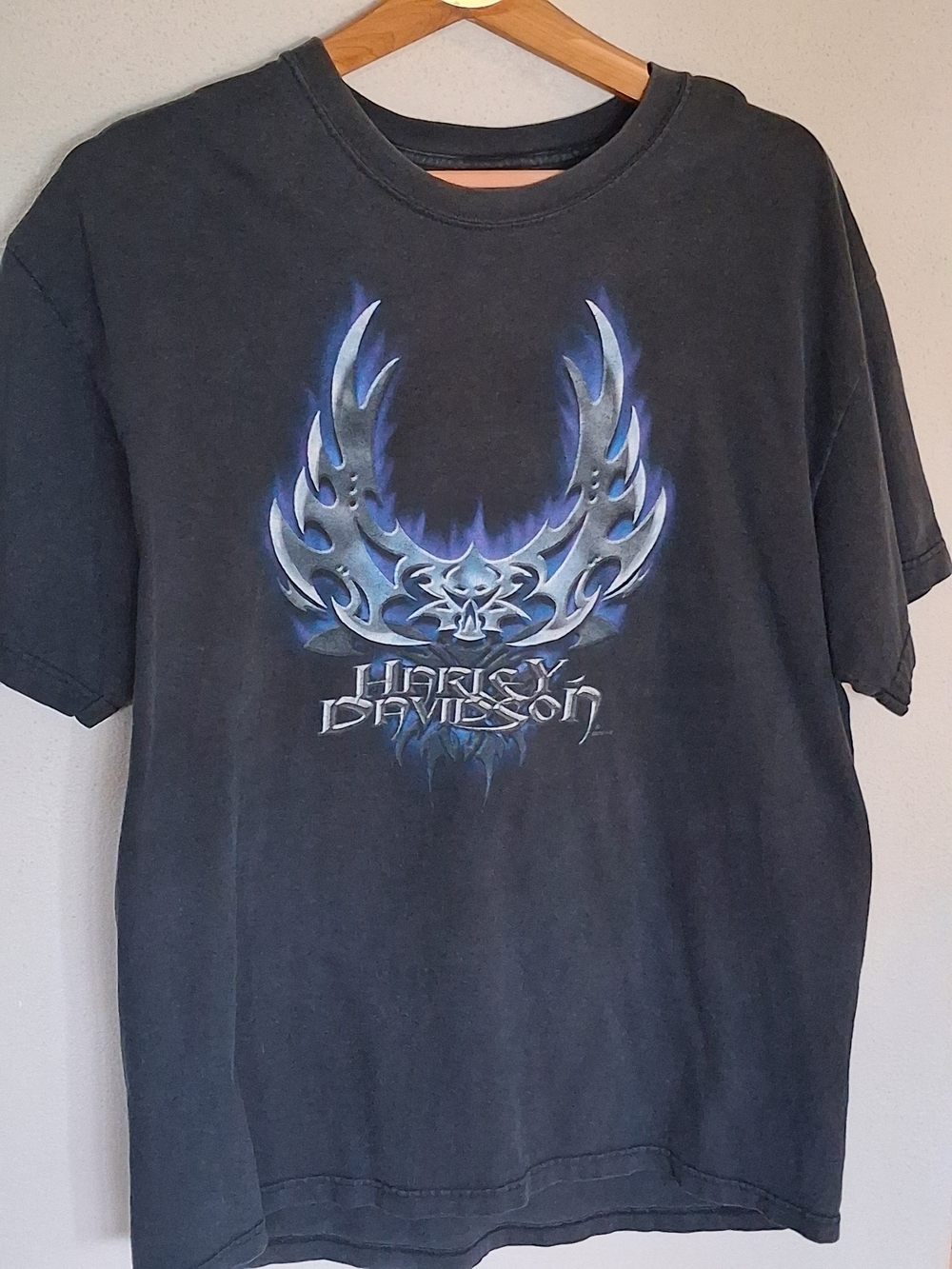 Vintage Y2k Harley-Davidson Men's Black Graphic Tee with Blue Flame Emblem
